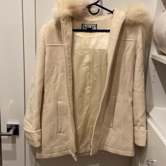 GUC 80% wool with real rabbit 🐇 collar. - Picture 1 of 5